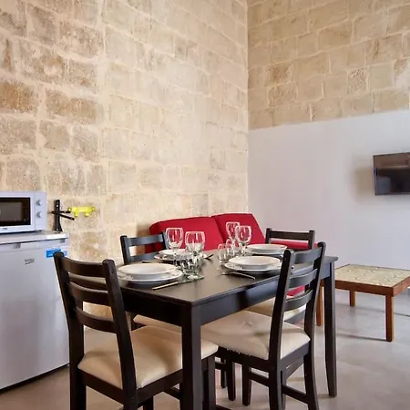 Apartment Old 3 By Vallettastay
