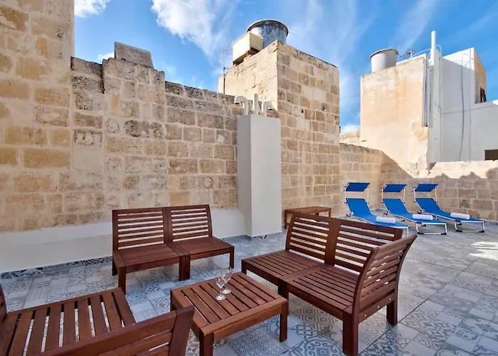 Old 3 By Vallettastay * La Valeta