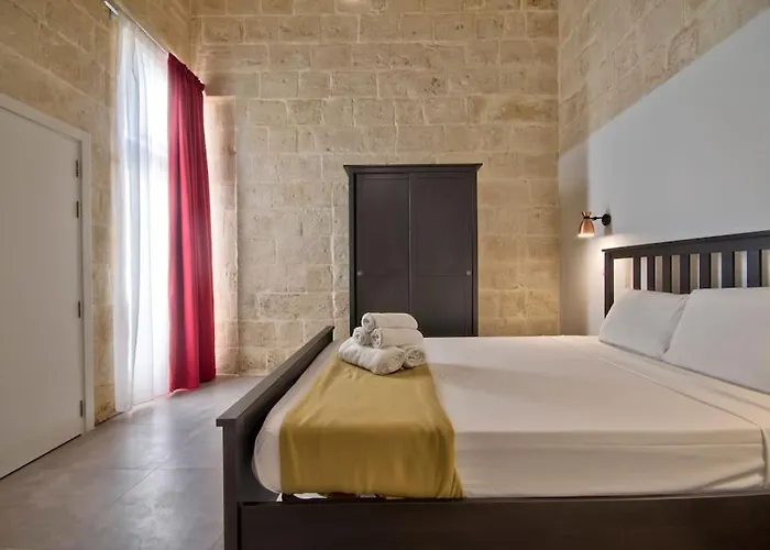 Old 3 By Vallettastay * La Valeta